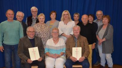 Bild: Kunz
Sie engagieren sich in der Zukunft: Der neue Vorstand der KAB St. Johannes mit Geehrten und Ehrengästen.