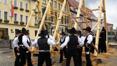 Bild: gjb
Die Gäste aus Sachsen zeigten, was ein „Zimmermannsklatsch“ ist.