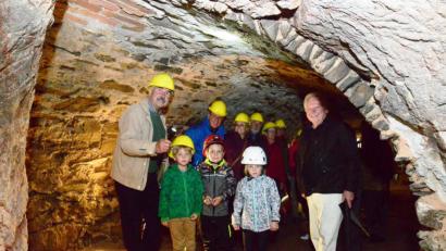 Bild: bey
Bürgermeister Karl-Heinz Preißer (links) und Archtiekt Josef Schöberl (rechts) erklären den Besuchern die Arbeitsvorgänge bei der Sanierung und Restaurierung der Bierkeller am Koppelberg.