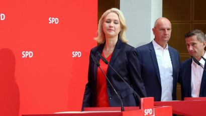 Bild: Wolfgang Kumm
Manuela Schwesig Ministerpräsidentin legt wegen Krankheit ihr Amt als kommissarische SPD-Chefin nieder.