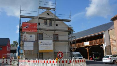 Bild: jr
Im ersten Stock des künftigen Informations- und Begegnungszentrums Schafferhof soll das „Theres-Neumann-Museum“ einziehen. In einem Video rückte die SPD Konnersreuth das künftige Betriebskostendefizit des Museums in den Blickpunkt.