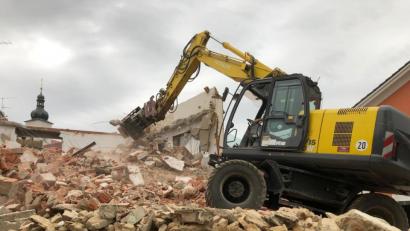 Bild: exb
Der Bagger leistet beim Abbruch ganze Arbeit.