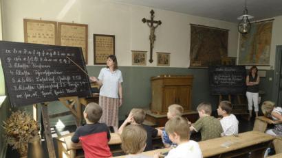 Bild: Petra Hartl
Im Schulmuseum machten sich schon Tausende Kinder ein Bild von den Verhältnissen in der vermeintlich „guten, alten Zeit“. Hier eine Aufnahme von 2010. Auch diese Einrichtung könnte von den TRAFO-Mitteln enorm profitieren.