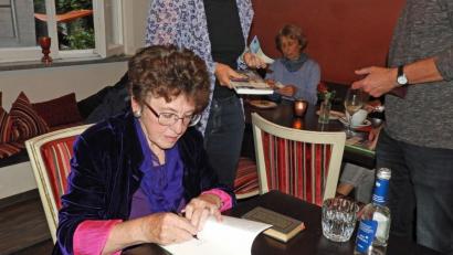 Bild: Winkler
Das neueste Buch der Autorin Marianne Ach erfreut sich bei der Lesung im Café „Le Père“ großer Beliebtheit. Viele der Besucher lassen sich ein Exemplar von der gebürtigen Eslarnerin signieren.