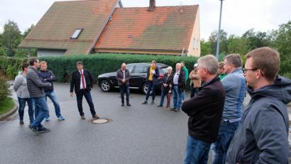 Bild: do
Als "überflüssig wie ein Kropf" beurteilen Anlieger und Bauausschuss bei einem Ortstermin die Grüninseln in der Sackstraße "Steinäckerweg" in Bruckendorfgmünd. Entsprechend einstimmig beschließt der Bauausschuss die Asphaltierung der "grünen Hindernisse". Beschlossen wird zudem ein Verkehrsspiegel im Kurvenbereich der Straße.