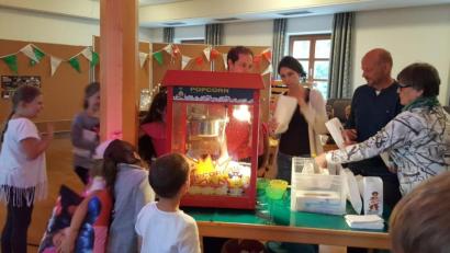 Bild: fjo
Gemeinsam kümmern sich (von rechts) Irmgard Bótha, Johannes Zeug, Vera Stahl und Rudolf Grundler junior um den Betrieb der eigenes beschafften Popcorn-Maschine.