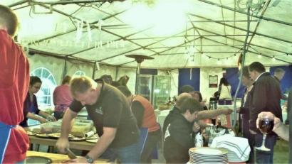 Bild: jml
Das Team der Pizzabäckerei um Manfred Krauß (links) hatte an dem Abend alle Hände voll zu tun. Herbert Riedel (rechts) vom Siedlervorstand genießt derweil seinen Rotwein.