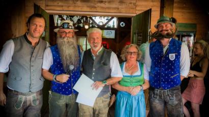 Bild: Daniel Bielmeier/exb
Bei der Siegerehrung der 1. Regensburger Dult-Bartmeisterschaft (von links): Gastgeber Peter Artmann („Artmann’s Herzl“), Moderator und Bartclub-Präsident Willi Preuß, Sieger Uwe Simon aus Regensburg, Kassenwartin Lisa Preuß und Christian Feicht, der designierte Nachfolger von Willi Preuß als Präsident.