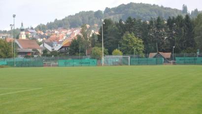 Bild: es
Die Sportanlagen mit einem schönen Blick auf Tännesberg, im Vordergrund ein Ausschnitt vom großen Sportplatz, dahinter vier Sandplätze mit dem Tennisheim.