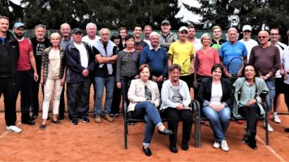 Bild: exb
Sie treffen sich seit 1990 regelmäßig: Tennisspieler aus Radeberg, Nymburk und Mitterteich pflegen ihre besondere sächsisch-böhmisch-bayerische Partnerschaft jährlich mit einem Tenniswochenende.