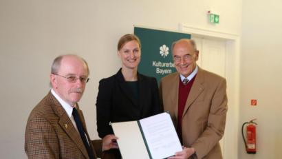 Bild: Elisabeth Weiten
Die Stiftungsvorsitzenden von „Kulturerbe Bayern“ Alexander Freiherr von Hornstein (rechts) und Veronika Eder, freuen sich über die Stiftung des Ambergers Ulrich Rubenbauer. Dank ihm können nun denkmalgeschützte Häuser in der Oberpfalz bewahrt werden.