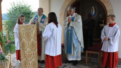 Bild: lk
Ruhestandspfarrer Franz Winkelmann beim Gebet zum Gottesdienst.