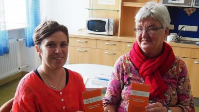 Bild: Bühner
Sie werben für die Qualifizierung als Genesungsbegleiter: Sabine Frischholz vom Szialpsychiatrischen Dienst der Caritas (links) und Inge-Anna Bergmann vom Verein "Irren ist menschlich".