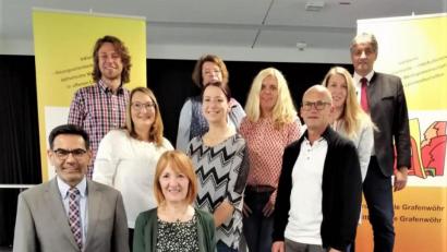 Bild: rgr
Rektor Thomas Schmidt (vorne, links) und Konrektorin Ruth Seitz (rechts daneben) sowie Bürgermeister Edgar Knobloch (oben, rechts) wünschen den den Neuzugängen Patrick Fuchs, Anja Ott, Janine Lobenhofer, Nicole Gleißner, Pamela Walberer, Uwe Prösl und Marina Ackermann einen guten Start an der Grafenwöhrer Grund- und Mittelschule.
