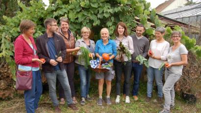 Bild: B. Ströll
Mitglieder der neuen SoLaWi-Initiative im Amberg-Sulzbacher Land und Landwirtin Margarete Lösl (mit Korb) freuen sich darauf, als Gemüse-Erntegemeinschaft gemeinsam zu wirtschaften. Margarete Lösl, Kerstin Paul (Dritte von links) und Stefan Dietl (Dritter von rechts) erzählen im Interview von Ihren Motiven.