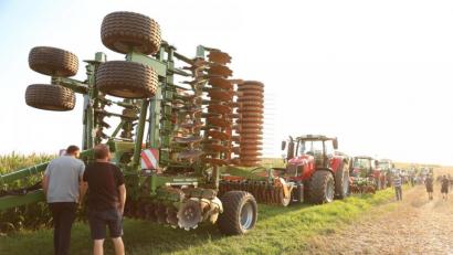 Bild: hwk
Grau ist alle Theorie. Daher konnten sich die Besucher des Feldabends von den Möglichkeiten der landwirtschaftlichen Maschinen bei deren praktischem Einsatz überzeugen.