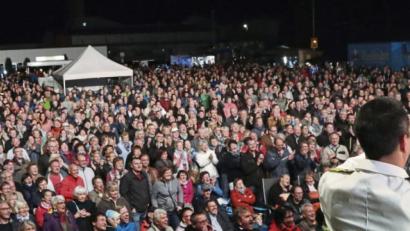 Bild: Gerhard Götz
Diese gewaltige Kulisse lässt auch die Musiker ihre Handys zücken: Über 2000 Zuschauer sind nach Högling gekommen, um die Big Band der Bundeswehr zu hören.