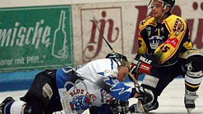 Bild: Tobias Büttner
Ein Bild mit Seltenheitswert: Nach härteren Zweikämpfen ging normalerweise nicht Stephan Hagn (links) zu Boden, sondern der Gegner. Nicht aber in dieser Szene aus der Saison 2002/03 mit ERSC-Verteidiger Dirk Salinger. Hagn und Salinger sind privat seit ihrer gemeinsamen Zeit in Weiden übrigens beste Freunde.