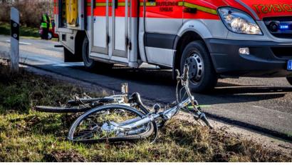 Symbolbild: Sebastian Iwersen/dpa
Keine Seltenheit mehr, auch in der Oberpfalz: Ein zerstörtes Elektrofahrrad liegt am Straßenrand.