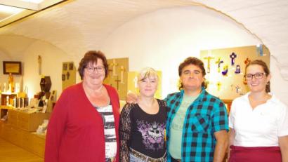 Bild: njn
Das Ehepaar Katja Ziegler und Thomas Reisky (zweite und dritter von links) verbrachten ein Wochenende im Steinwald und im Stiftland. Auf dem Bild Christine Trenner (links) von der Steinwald-Allianz sowie die Restaurantleiterin des Gästehauses St. Joseph in Waldsassen, Melanie Kumeth.