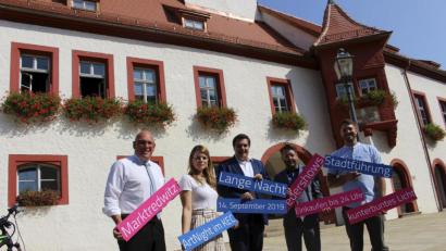 Bild: fphs
Sie laden ein zur Langen Nacht (von links): Oberbürgermeister Oliver Weigel, Centermanagerin Monika Prösl, MAKnetisch-Vorsitzender Sebastian Macht, Tobias Kastner von Frey und Innenstadtkoordinator Dominik Hartmann.