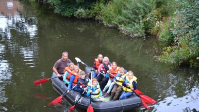 Bild: gi
Die Kinder paddeln unter Leitung von Vorsitzendem Peter Hartinger von der Reservistenkameradschaft Burgtreswitz auf der Pfreimd einen Kilometer flussabwärts.