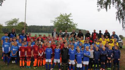 Bild: kro
Das lässt jedes Fußballherz höher schlagen. Neun E-Juniorenmannschaften mit ihren Trainern und Betreuern vor dem Start des "Norbert-Schnurrer-Gedächtnis-Turniers" in Kondrau.