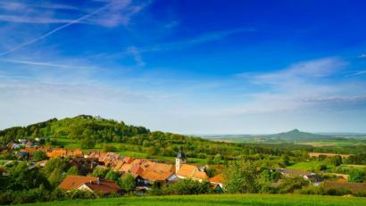 Bild: exb
Die „Hollerhöfe“ sind hervorragend im Ortsbild von Waldeck integriert. Im Hintergrund links der Schlossberg, rechts der Rauhe Kulm.