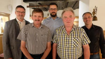 Bild: ohr
Vorsitzender Hans Prechtl (links) und die Stellvertreter Thomas Koller (Mitte) sowie Thomas Rohrwild (rechts) dankten Anton Prüfling (Zweiter von links) und Hans Harrer (Zweiter von rechts) für die aktive Mitarbeit in der Vorstandschaft.
