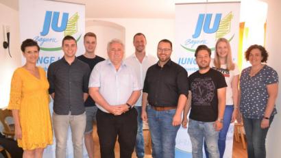 Bild: exb/Matthias Grundler
Stellvertretender Jugendamtsleiter Peter Gold (vierter von links), CSA-Kreisvorsitzender Huberth Rosner (Mitte), JU-Kreisvorsitzender Matthias Grundler (vierter von rechts) und die Kreisvorsitzende der Frauen Union, Tina Zeitler (rechts).