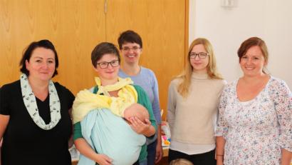Bild: njn
Die Idee zum Familiencafé hatten Ulrike Berg (links), Kristin Zeh (Zweite von rechts) und Bettina Bär (rechts). Jetzt ist das "Auszeit"-Team mit Verena Grunder (zweite von links) und Kristina Heinzel-Neumann (Dritte von links) um zwei Mitglieder gewachsen.