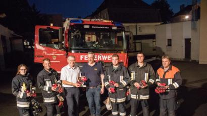Bild: dtr
Die Übergabe der Schutzhandschuhe mit (von links) Hanna Eichner, Stadtbrandinspektor Maximilian Seiler, Zweitem Bürgermeister Horst Geißel, Scherdel-Geschäftsführer Maximilian von Waldenfels, Maximilian Roth, Jonathan Schmidt und Harald Eichner.