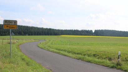 Bild: sne
Hier auf der rechten Seite soll der Solarpark Riggau entstehen und soll sich bis zum Pressathbach erstrecken. Einige Bewohner sind vor allem mit den Ausmaßen nicht einverstanden.