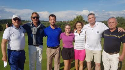 Bild: exb
Im Bild von links nach rechts: Dr. Wolfgang Ries Präsident, Matthew Gatrall Golflehrer, Marian Ludwig, Andrea Kudlickova, Monika Burger, Andreas Kunz, Herbert Bäuml Vizepräsident.