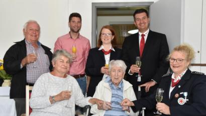 Bild: hcz
Sophie Krapf feiert im Kreis ihrer Rotkreuz-Kameraden. Außerdem gratulieren zum 95. Geburtstag Tochter Barbara Schilhabel (vorne, links) und Heimleiter Denis Parchomenko (hinten, Zweiter von Links).