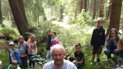 Bild: exb
Mit Goldschürfen und der Suche nach Edelsteinen begeisterte Ferdinand Wagner die Kinder beim Ferienprogramm der Marktgemeinde Mähring.
