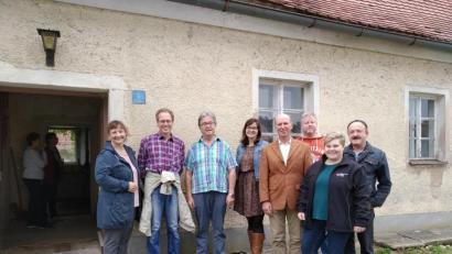 Bild: exb/Hans Klupp
Die Abordnung der Freien Wähler mit den Markträten Hans Klupp (Dritter von links) und Michael Ebenhöch (Fünfter von links) vor dem Kooperatorenhaus.