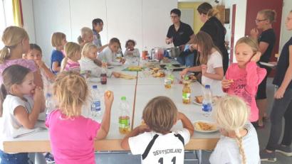 Bild: fz
Lecker, lecker, selbstgemachte Waffeln und Eis aus Früchten.