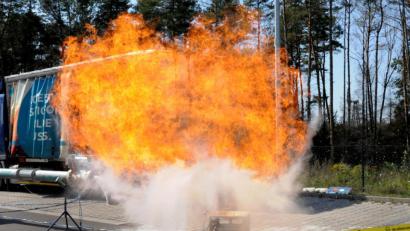 Bild: Stephan Huber
Ein lauter Knall und eine riesige Stichflamme: So sieht eine Staubexplosion aus. Beim Praxisseminar zum Brand- und Explosionsschutz bei der Firma Herding im Industriegebiet Immenstetten waren kontrolliert – und völlig ungefährlich für die Teilnehmer – eineinhalb Kilo Maisstärke zur Explosion gebracht worden.