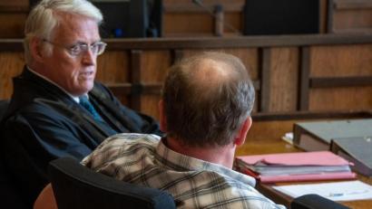 Bild: Armin Weigel
Der Angeklagte (r.) mit seinem Verteidiger im Amtsgericht Cham.