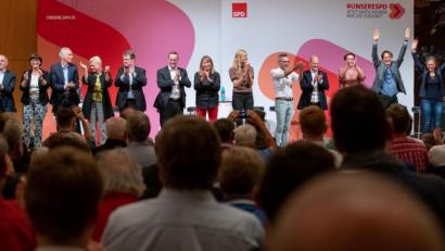 Bild: Daniel Karmann/dpa
Die Kandidaten für den SPD-Parteivorsitz: (von links) Norbert Walter-Borjans und Saskia Esken, Dierk Hirschel und Hilde Mattheis, Ralf Stegner, Boris Pistorius und Petra Köpping, Christina Kampmann und Michael Roth, Olaf Scholz und Klara Geywitz, Karl Lauterbach und Nina Scheer nach der Regionalkonferenz in Nürnberg.