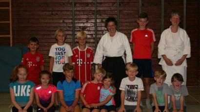 Bild: exb
Die Kindergruppe mit Trainerin Margret Schels und Co-Trainerin Angelika Jansen-Schrader.