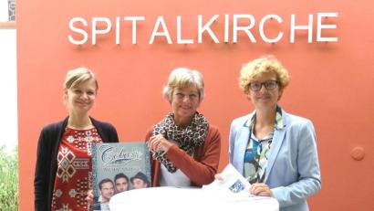 Bild: Hirsch
Kulturamtsleiterin Susanne Lehnfeld, zweite Bürgermeisterin Ulrike Roidl und Kulturmanagerin Nicole Zwicknagel (von rechts) werben für die Konzertreihe in der Spitalkirche.