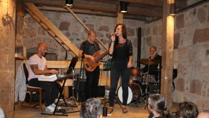 Bild: sne
Mirka Novak am Gesang sorgte mit dem Ivan Audes Trio für einen entspannten Jazz-Frühschoppen.
