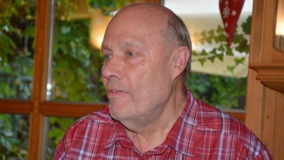 Bild: jr
Albert Köstler, Vorsitzender der Bürgeraktion „Gegenwind“, kündigt an, dass der Verein einen Teil der Kosten für einen Rechtsbeistand beim Rotmilan-Streit übernimmt.