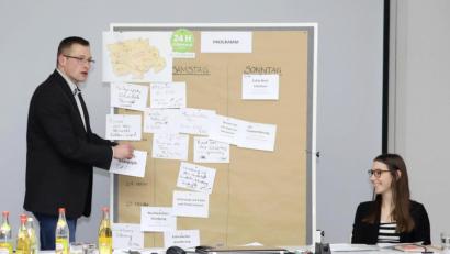 Archivbild: njn
Geschäftsführer Martin Schmid (links) stellt im Stadtrat die Steinwald-Allianz vor.