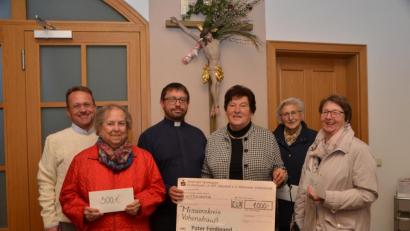 Bild: dob
Elfriede Riedlbauer, Hildegard Busch, Gertraud Gleixner und Ingeborg Bock (von links) überreichen 3000 Euro für Missionseinrichtungen. Einen Teil nimmt Dekan Alexander Hösl (links) mit auf seine zweite Israelreise. Pater Rafal Burnicki (Dritter von links) erhält 500 Euro für seine Aufgaben in seiner Heimat Polen.