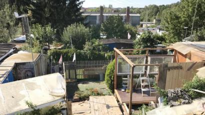 Bild: Gabi Schönberger
Die Gartenhäuser im Bergmühlweg werden abgetragen. An ihrer Stelle baut die Stadt acht Garagen.