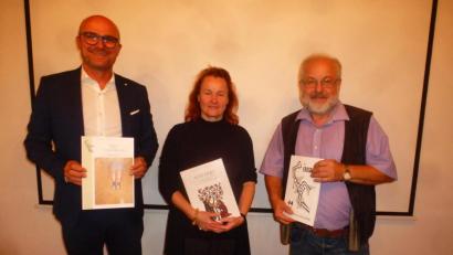 Bild: mad
Bürgermeister Maximilian Beer (rechts) und Ortsheimatpfleger Alfred Wolfsteiner (rechts) dankten Birgit Symader für ihre Ausführungen rund um die Erdställe.