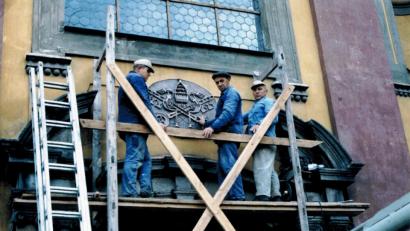 Bild: Archiv Treml/exb
Die Montage des von der Stadt Waldsassen gestifteten Bronze-Wappens über dem Portal der Kirche durch die Mitarbeiter des Städtischen Bauhofs im November 1969.